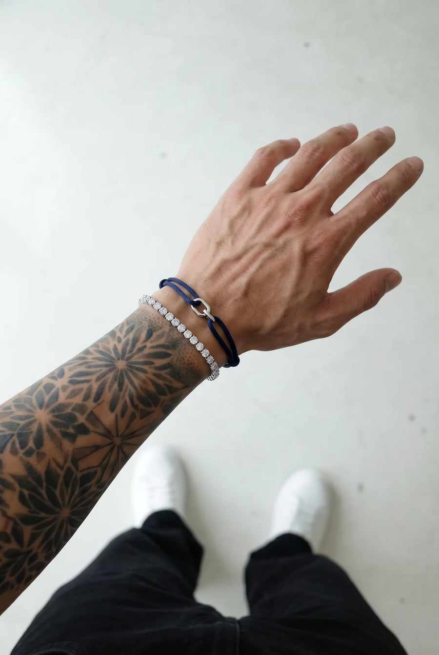 Gestacktes dunkelblaues 304supply Midnight Link Armband am Handgelenk, POV