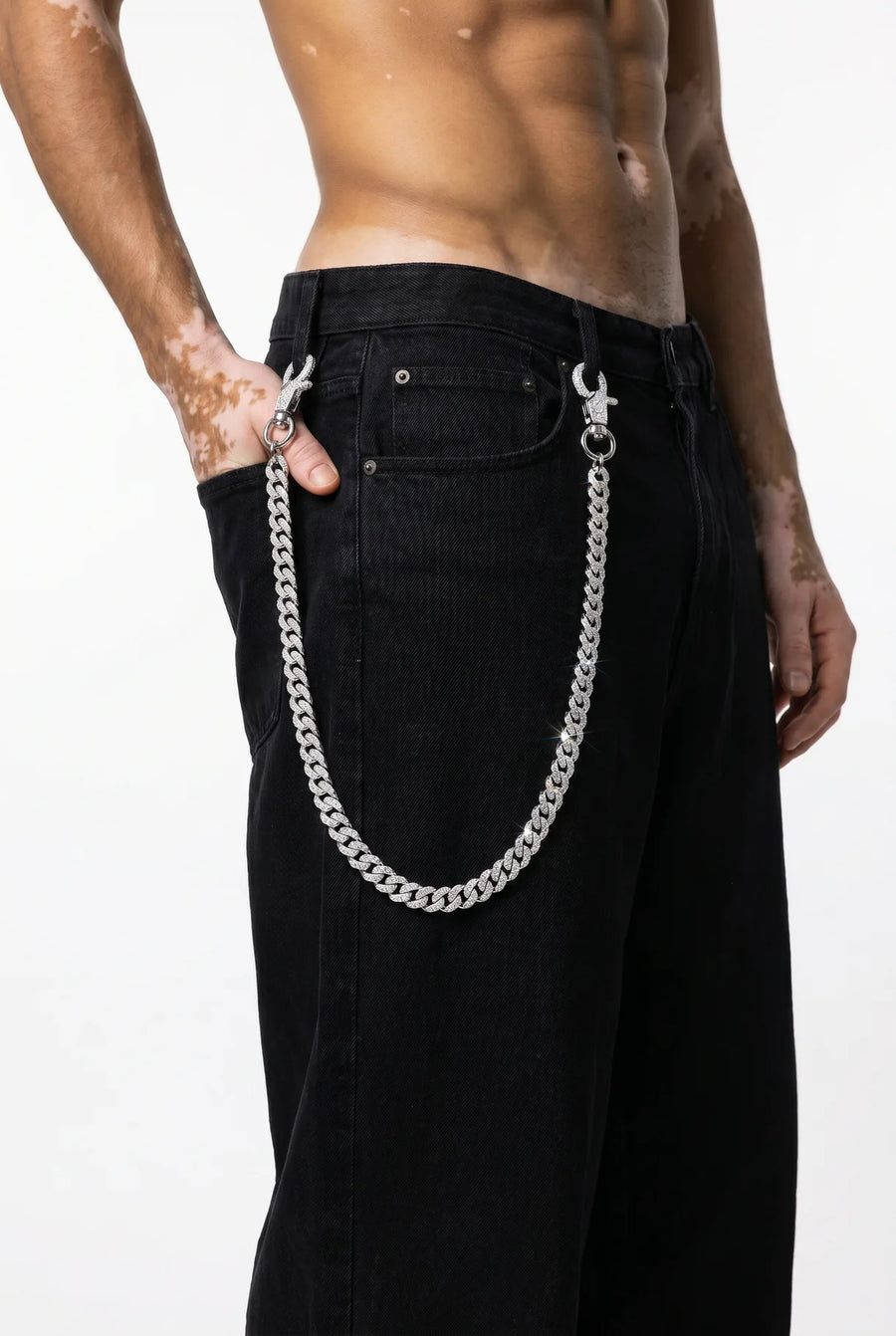 Heavy Ice Iced-Cuban Wallet Chain von 304supply an der Hüfte getragen
