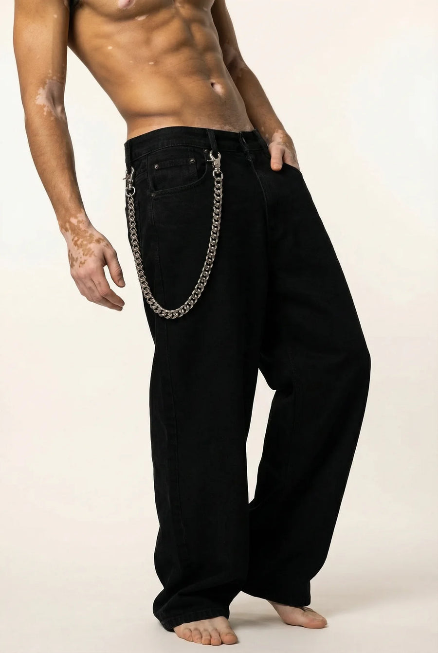 Big Steel Wallet Chain von 304supply an der Hüfte zu schwarzem Denim getragen