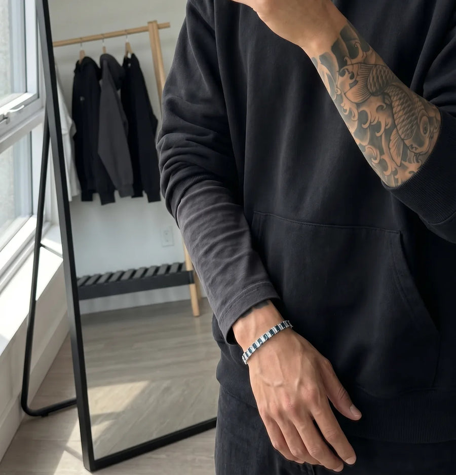 Hand mit dem blauen 304supply Blue Ice Ice-Armband im Streetwear-Look