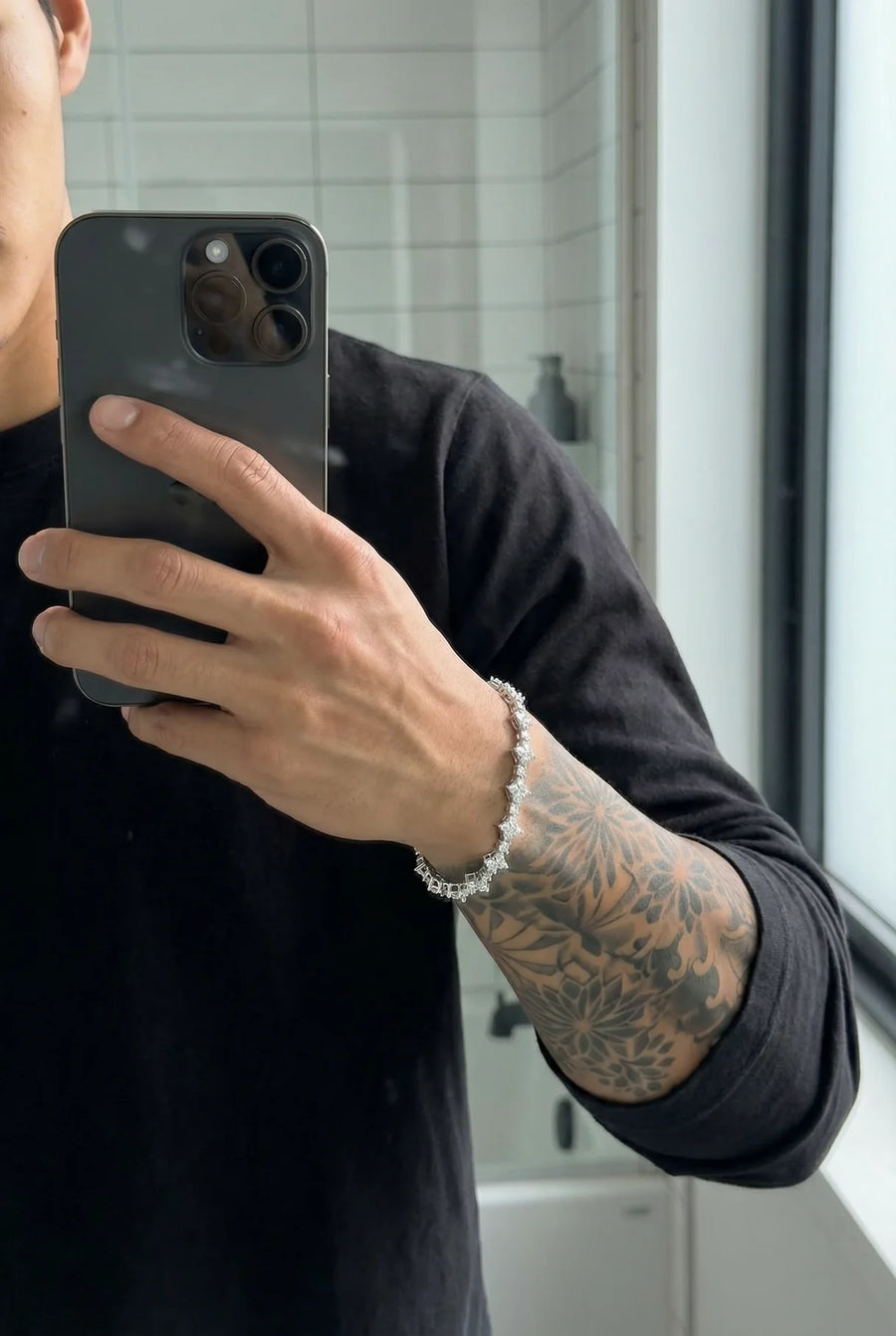 Hand mit dem 304supply Silver Crest Ice-Armband im Streetwear-Look