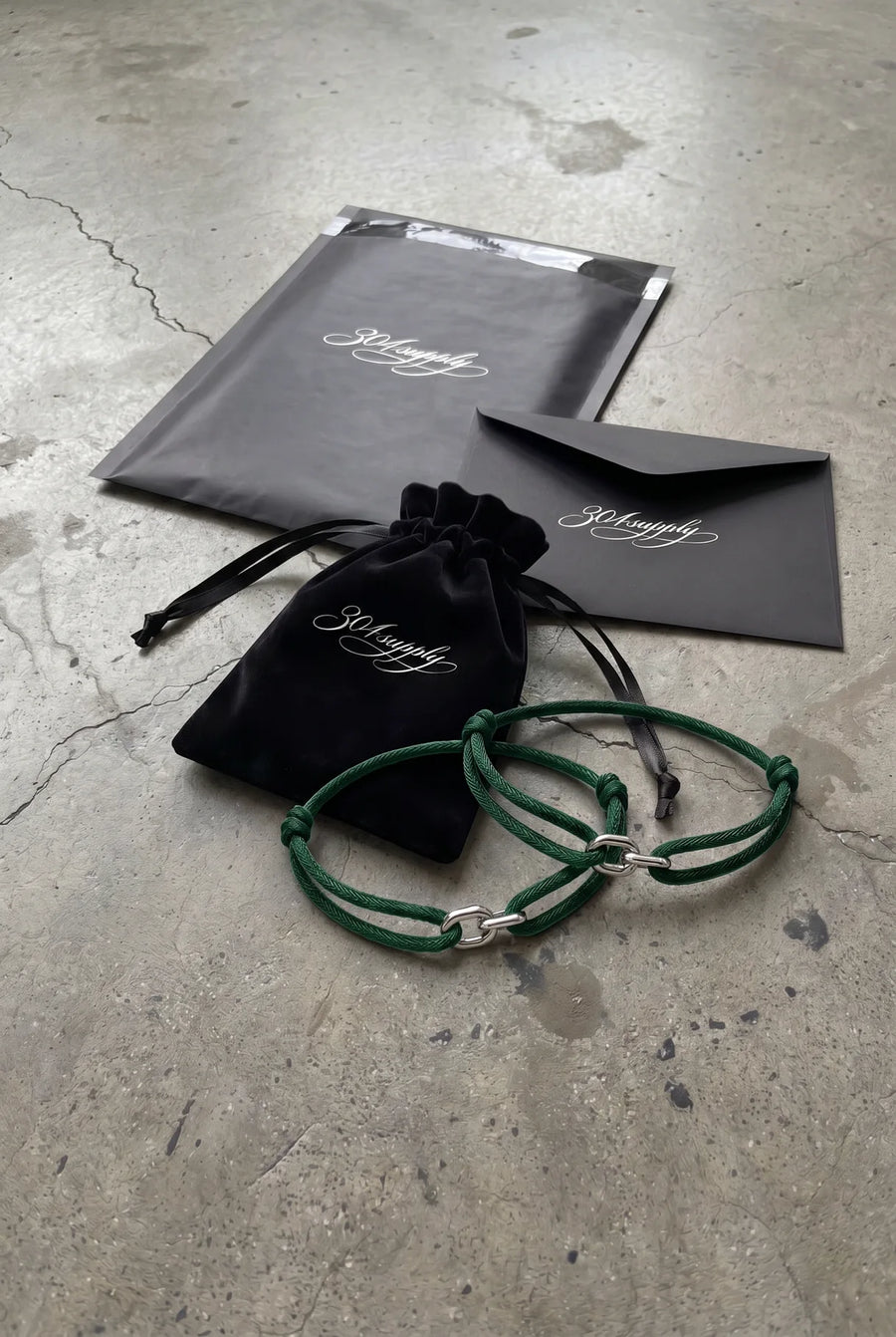 304supply Forest Link Cord-Armband in Tiefgrün als Flatlay