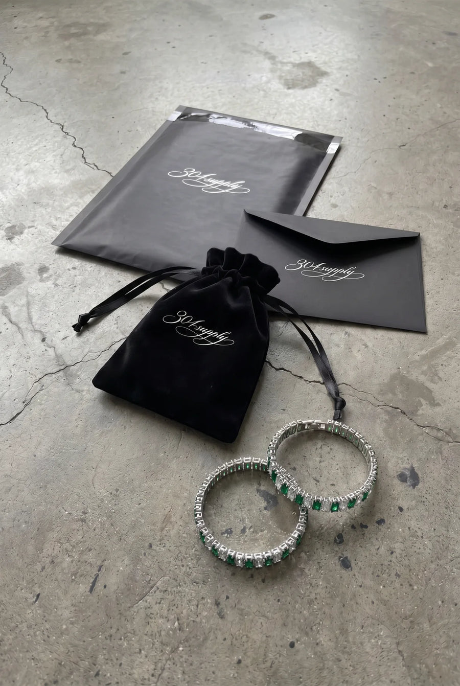 304supply Green Ice Ice-Armband mit grünen Zirkonia als Flatlay
