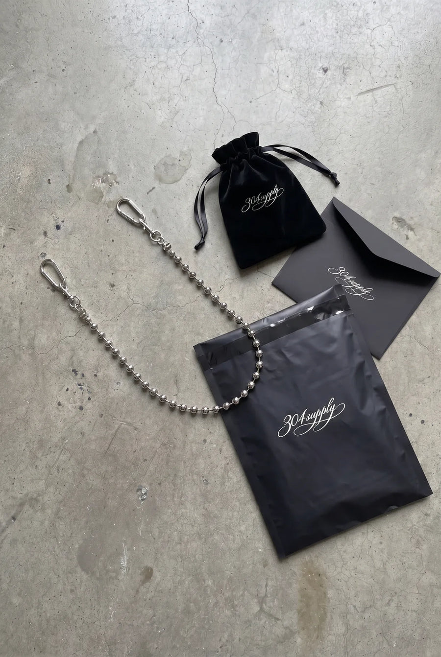 304supply Line 47 Wallet Chain als Flatlay aus Edelstahl