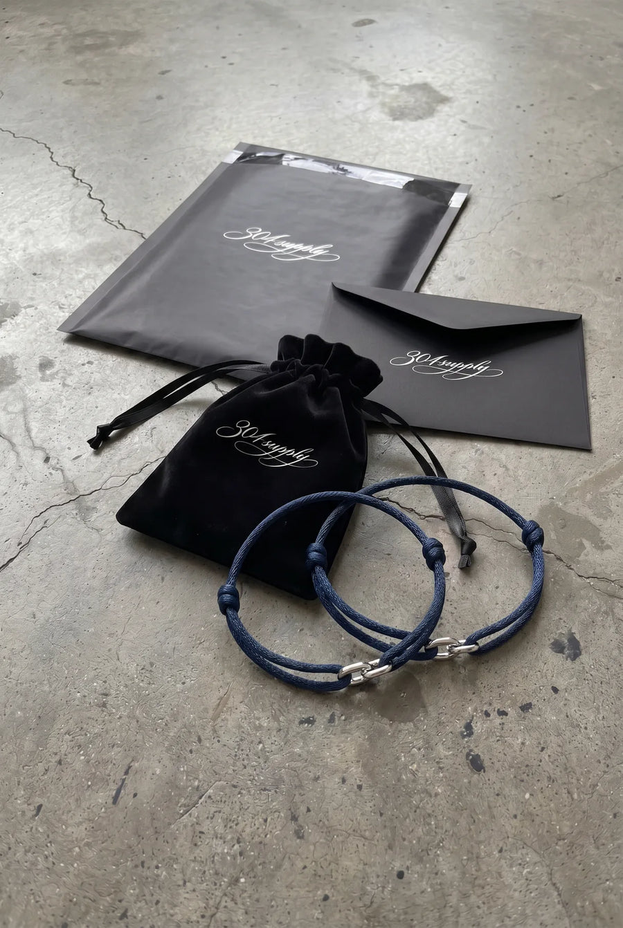 304supply Midnight Link Cord-Armband in Dunkelblau als Flatlay