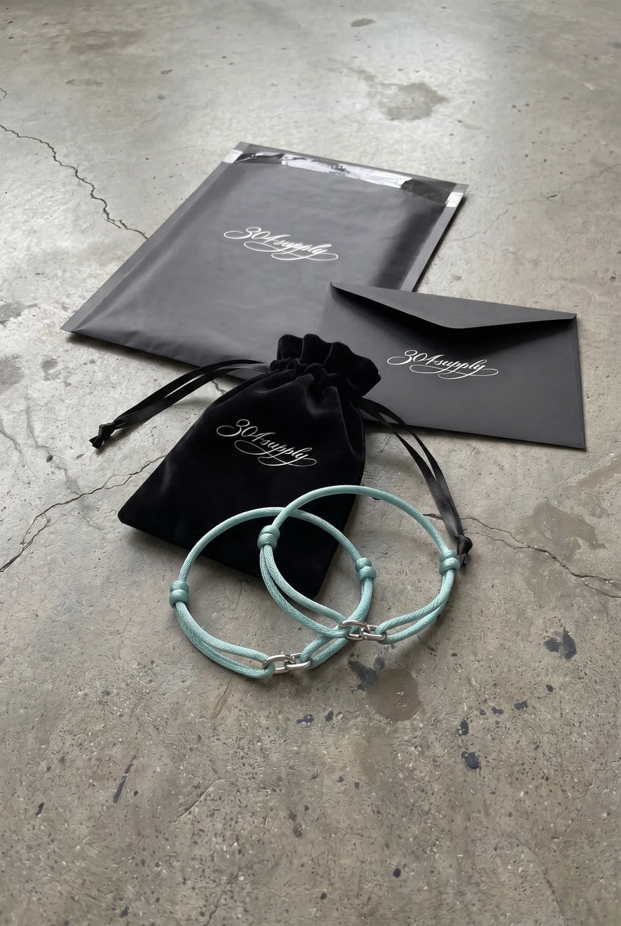 304supply Ocean Link Cord-Armband in Aquablau als Flatlay