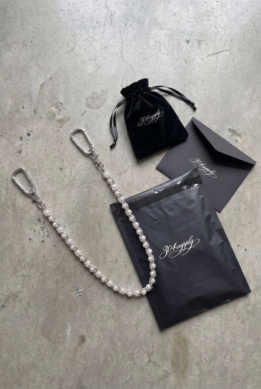 304supply Silver Grace Wallet Chain mit Perlen als Flatlay aus Edelstahl