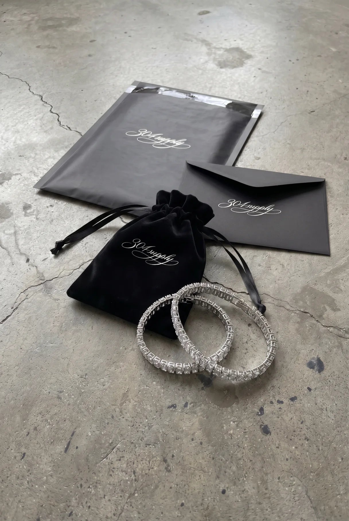 304supply White Ice Ice-Armband mit klaren Zirkonia als Flatlay