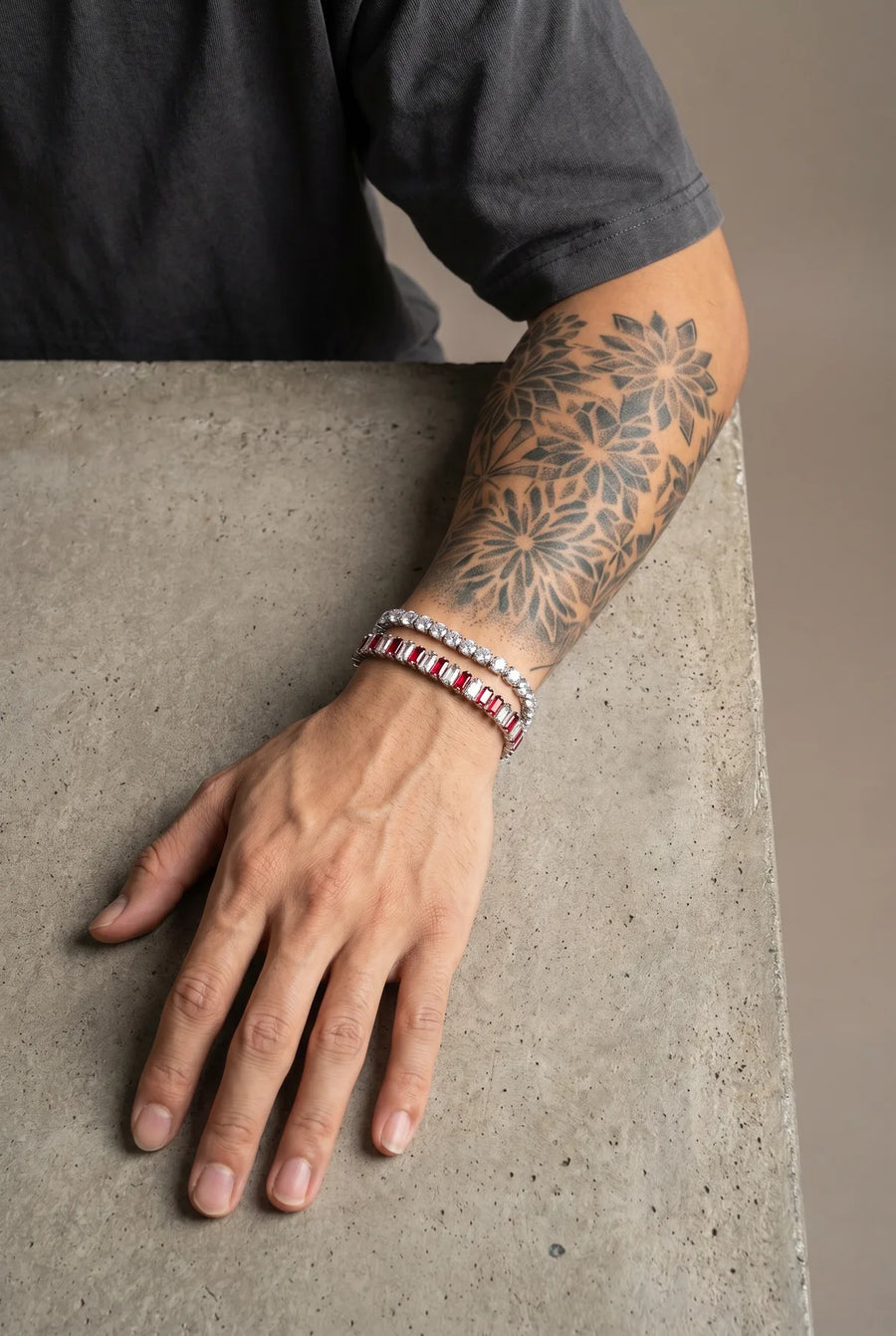 Gestacktes rotes 304supply Red Ice Ice-Armband am Streetwear-Outfit