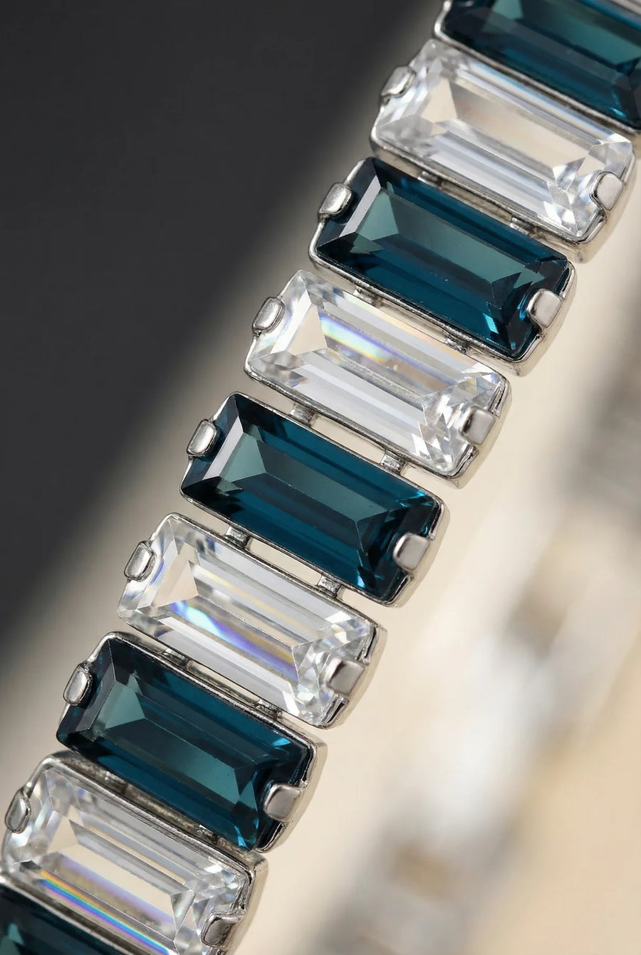 Makro der blauen Zirkonia des 304supply Blue Ice Armbands