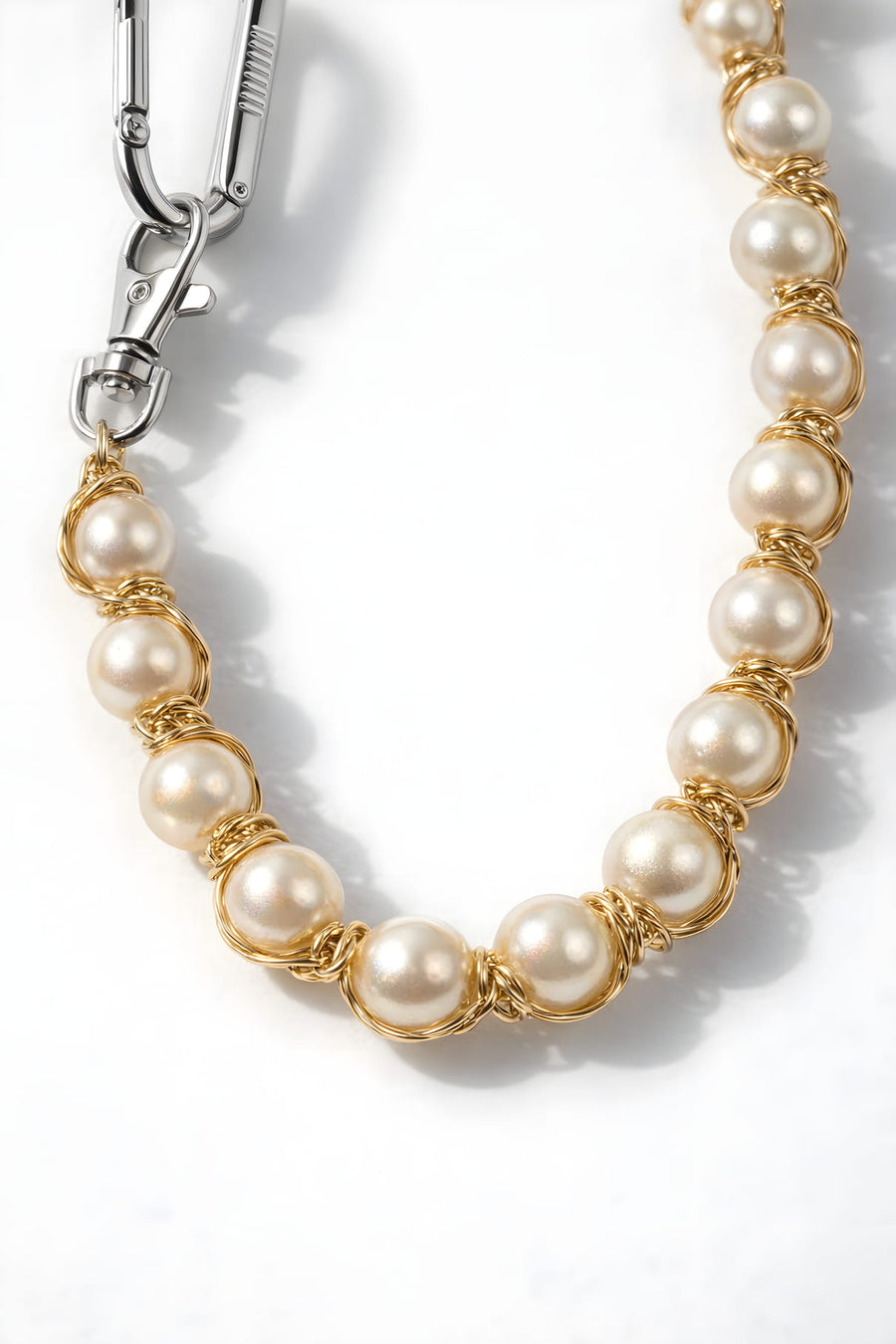 Makro der goldfarbenen Glieder der 304supply Golden Grace Wallet Chain