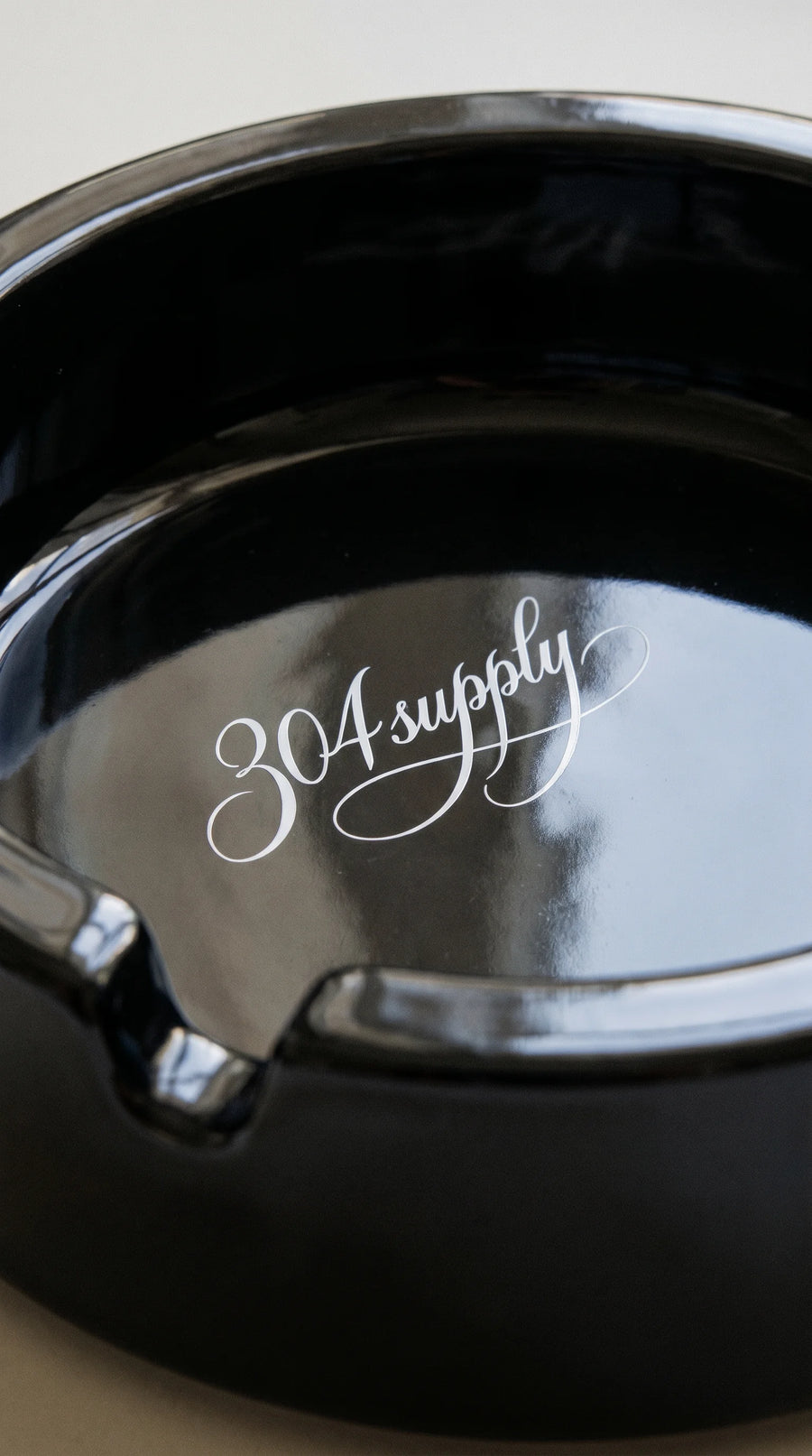 Close-up des 304supply-Logos im 304 Ashtray