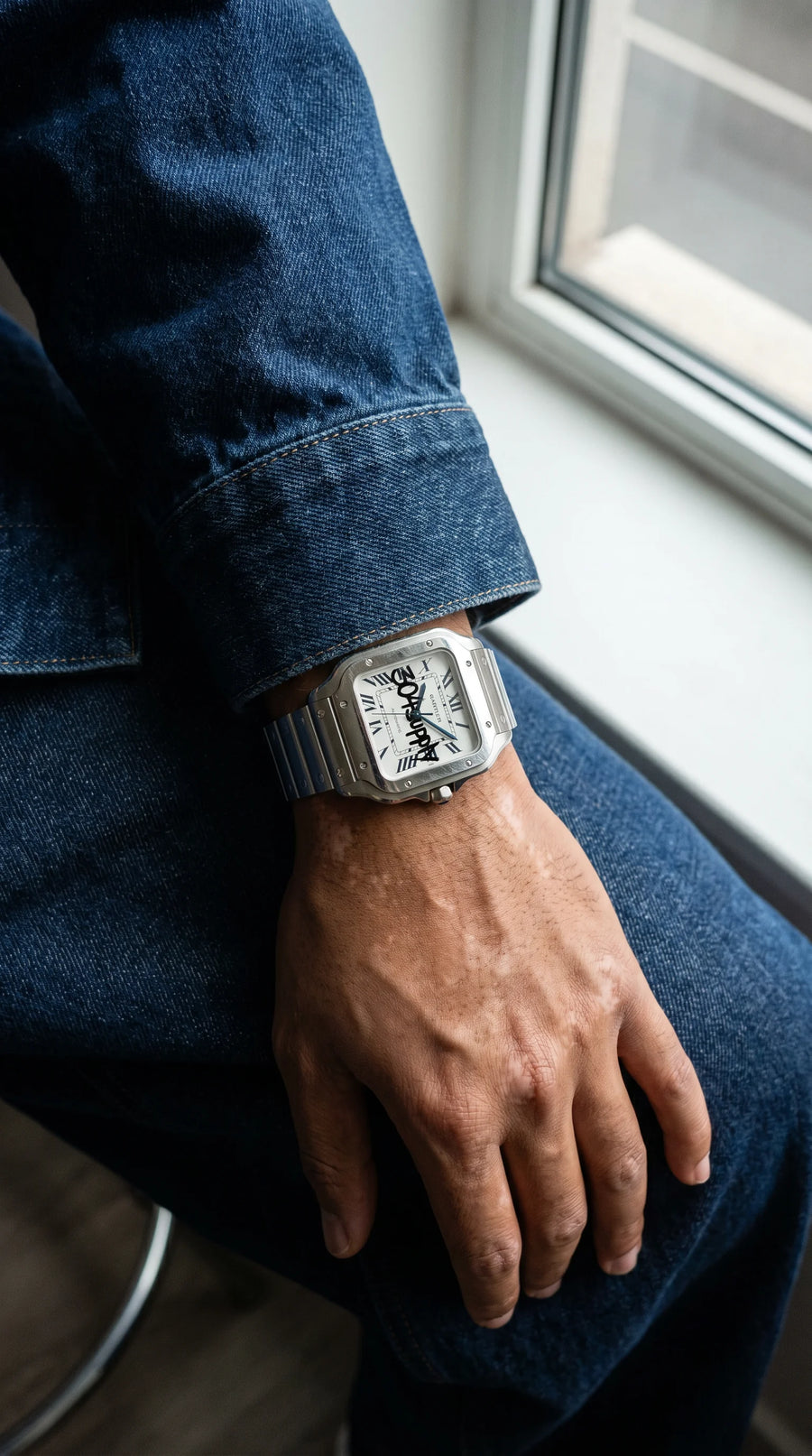 304 Santos Uhr am Handgelenk eines Mannes zu Raw-Denim getragen