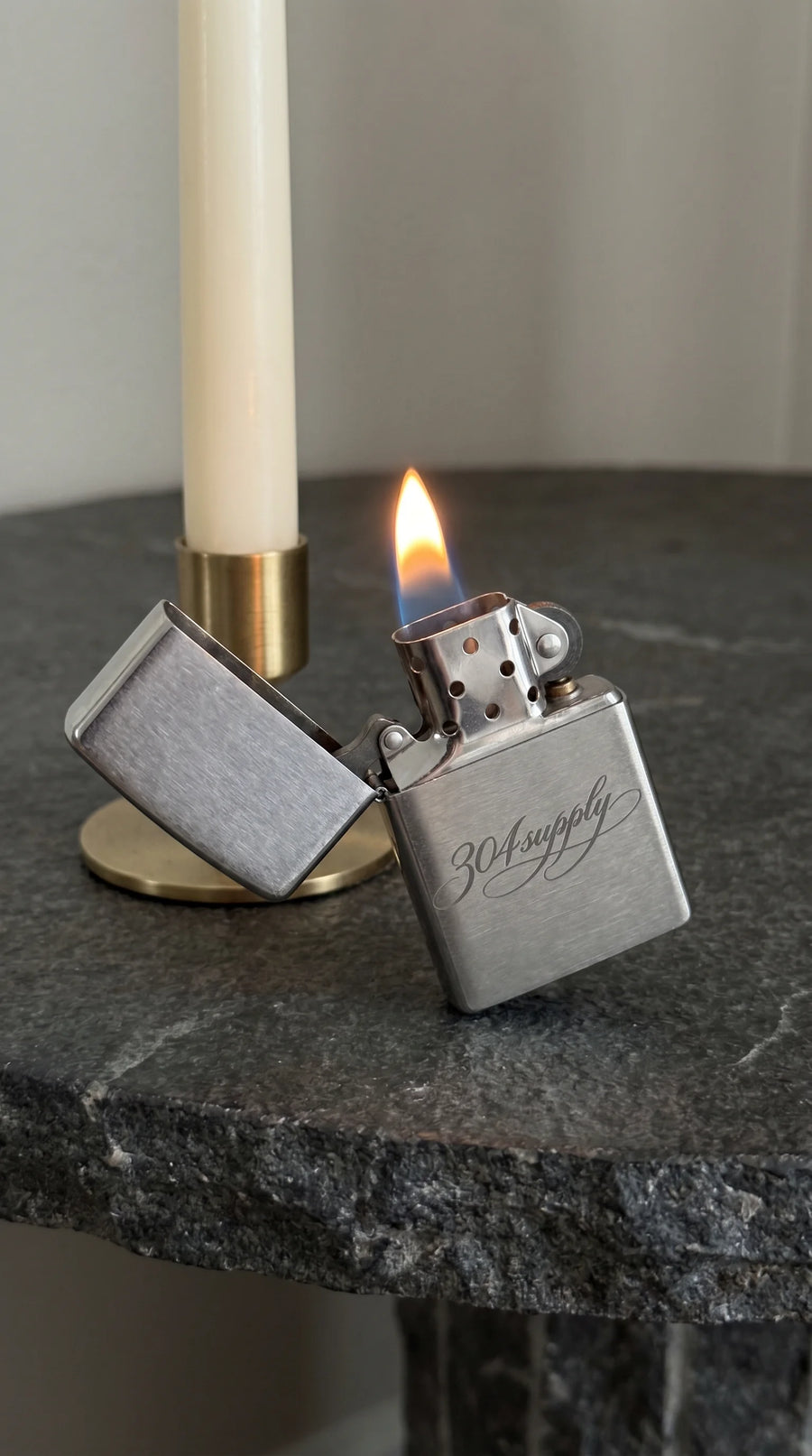 304 Lighter zündet eine Kerze an, Lifestyle