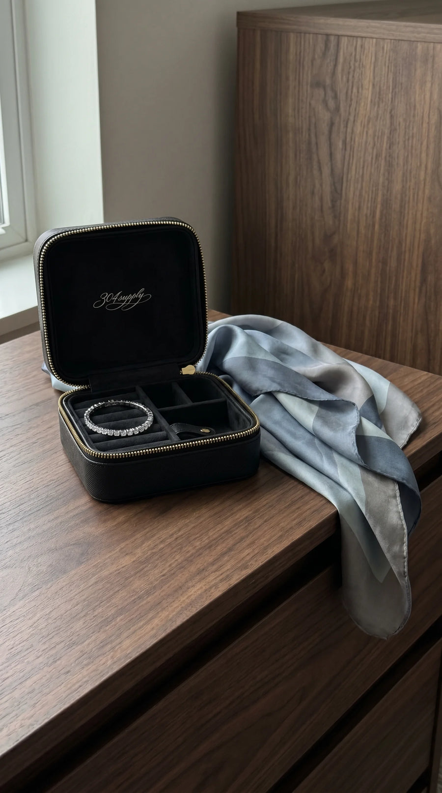 304 Jewelry Box offen auf Kommode mit Seidenschal, Lifestyle