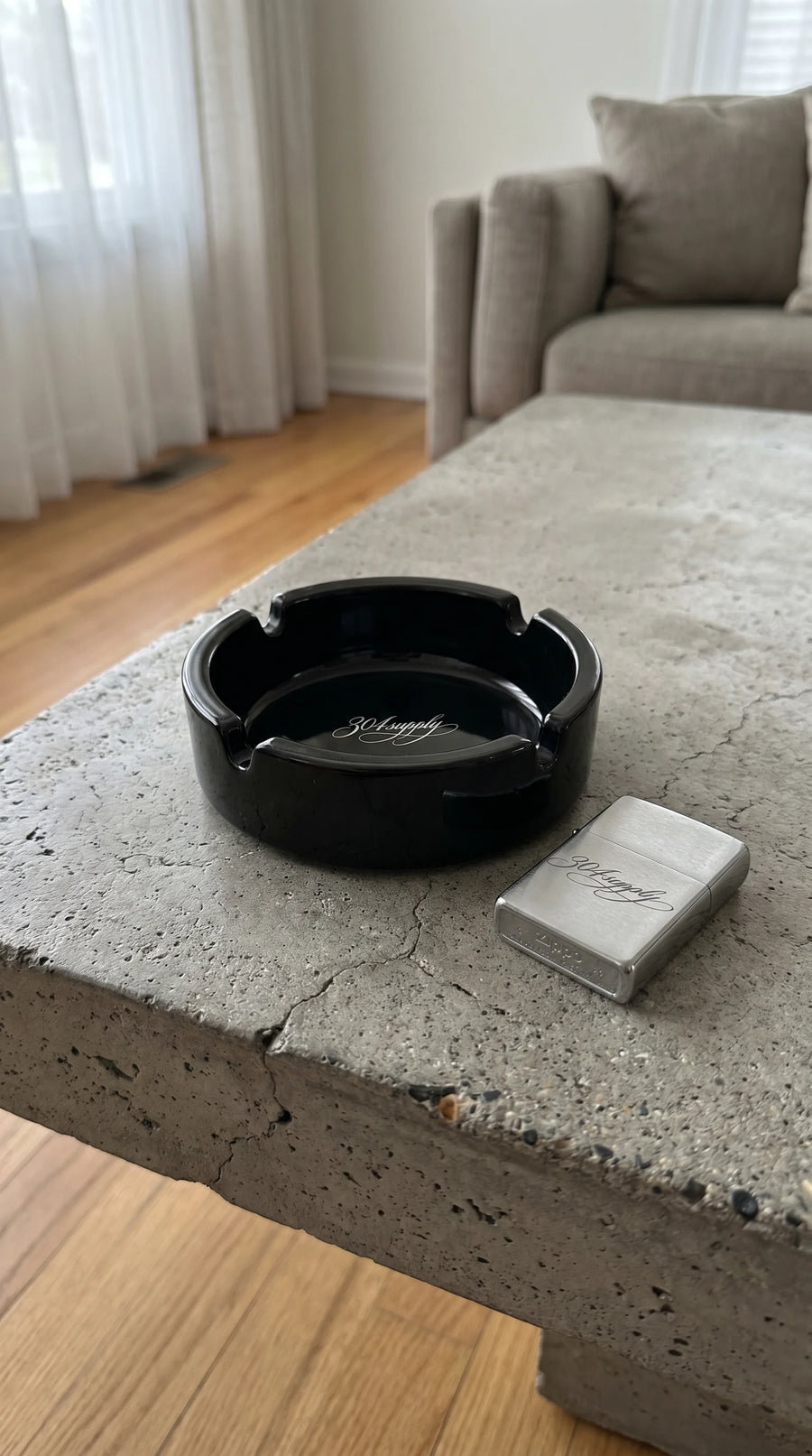 304 Ashtray neben dem 304 Lighter auf Betontisch, Lifestyle-Set